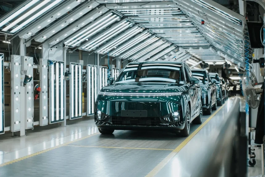 Китайський конкурент Range Rover вироблятимуть у Європі. Xpeng G9L заряджається до 80% за 12 хвилин